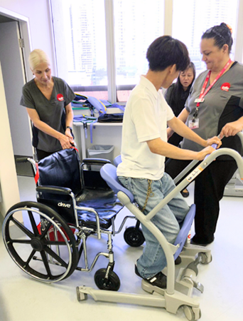 病院で福祉機器の使用方法を学ぶ様子(オーストラリア)